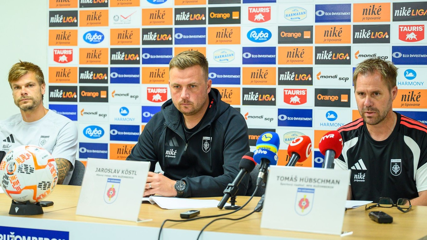 Na snímke sprava športový riaditeľ futbalového klubu MFK Ružomberok Tomáš Hübschman, tréner klubu Jaroslav Köstl a kapitán Jan Hladík.