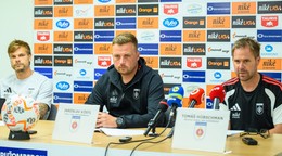 Na snímke sprava športový riaditeľ futbalového klubu MFK Ružomberok Tomáš Hübschman, tréner klubu Jaroslav Köstl a kapitán Jan Hladík.