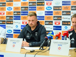 Na snímke sprava športový riaditeľ futbalového klubu MFK Ružomberok Tomáš Hübschman, tréner klubu Jaroslav Köstl a kapitán Jan Hladík.