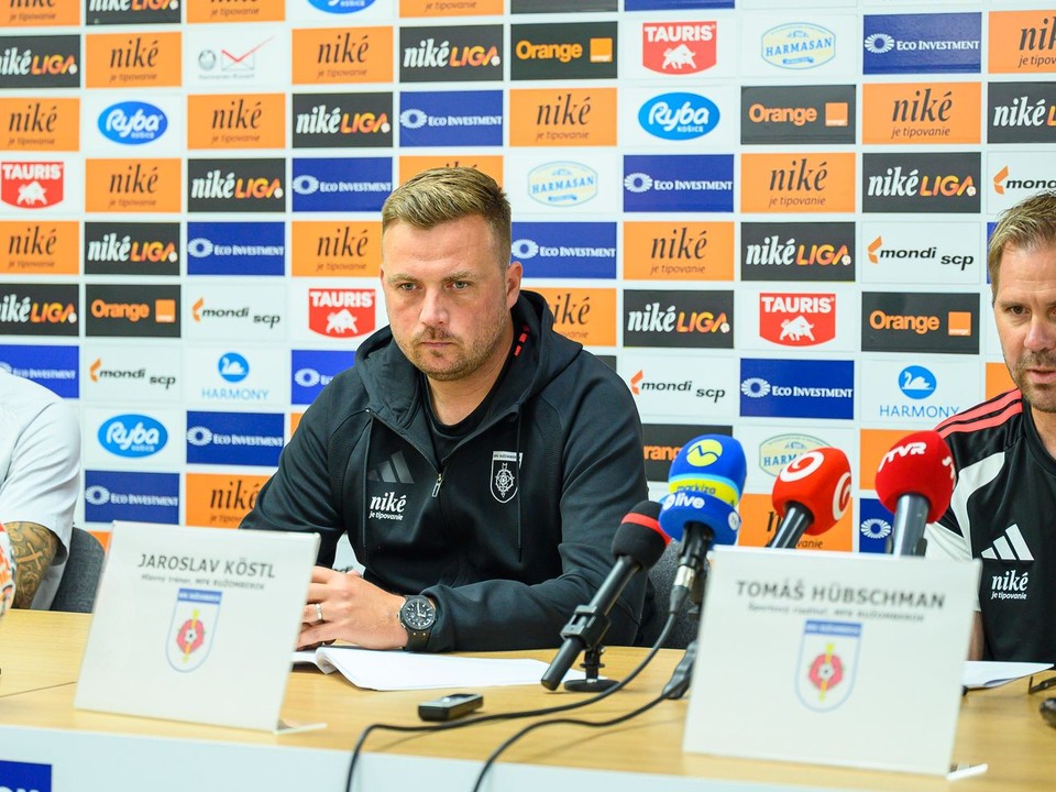 Na snímke sprava športový riaditeľ futbalového klubu MFK Ružomberok Tomáš Hübschman, tréner klubu Jaroslav Köstl a kapitán Jan Hladík.