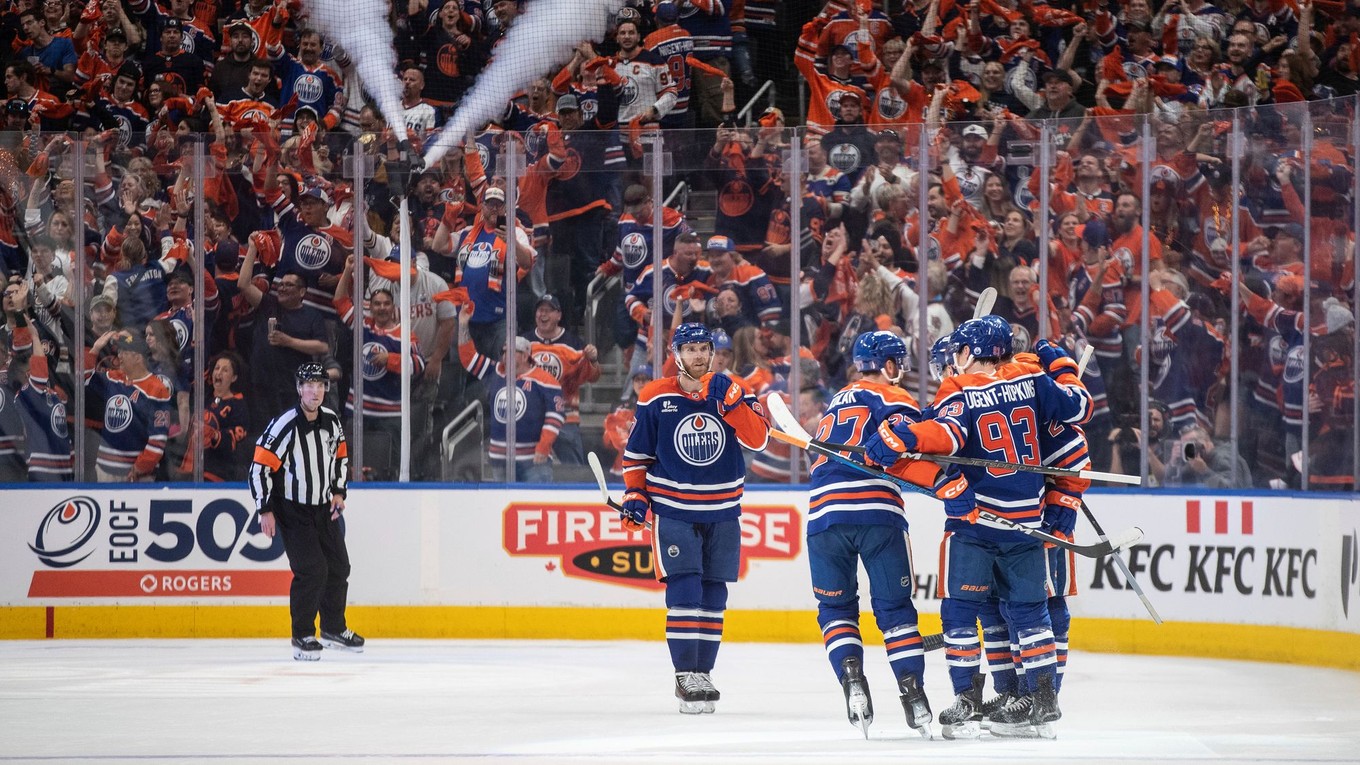 Radosť hráčov Edmontonu Oilers. 