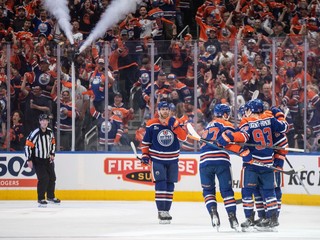Radosť hráčov Edmontonu Oilers. 