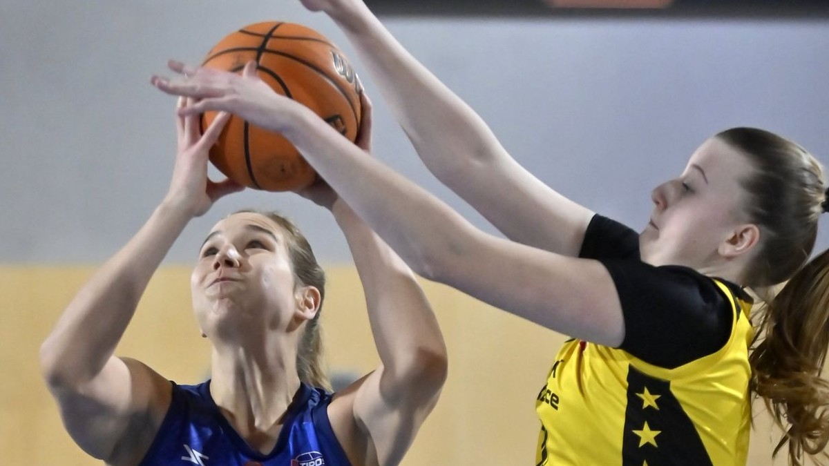 Alica Moravčíková (Piešťany) a Dominika Dorková (CBK Košice).