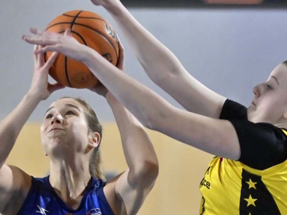 Alica Moravčíková (Piešťany) a Dominika Dorková (CBK Košice).