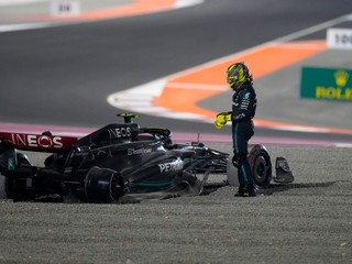 Lewis Hamilton po nehode na VC Kataru 2023.