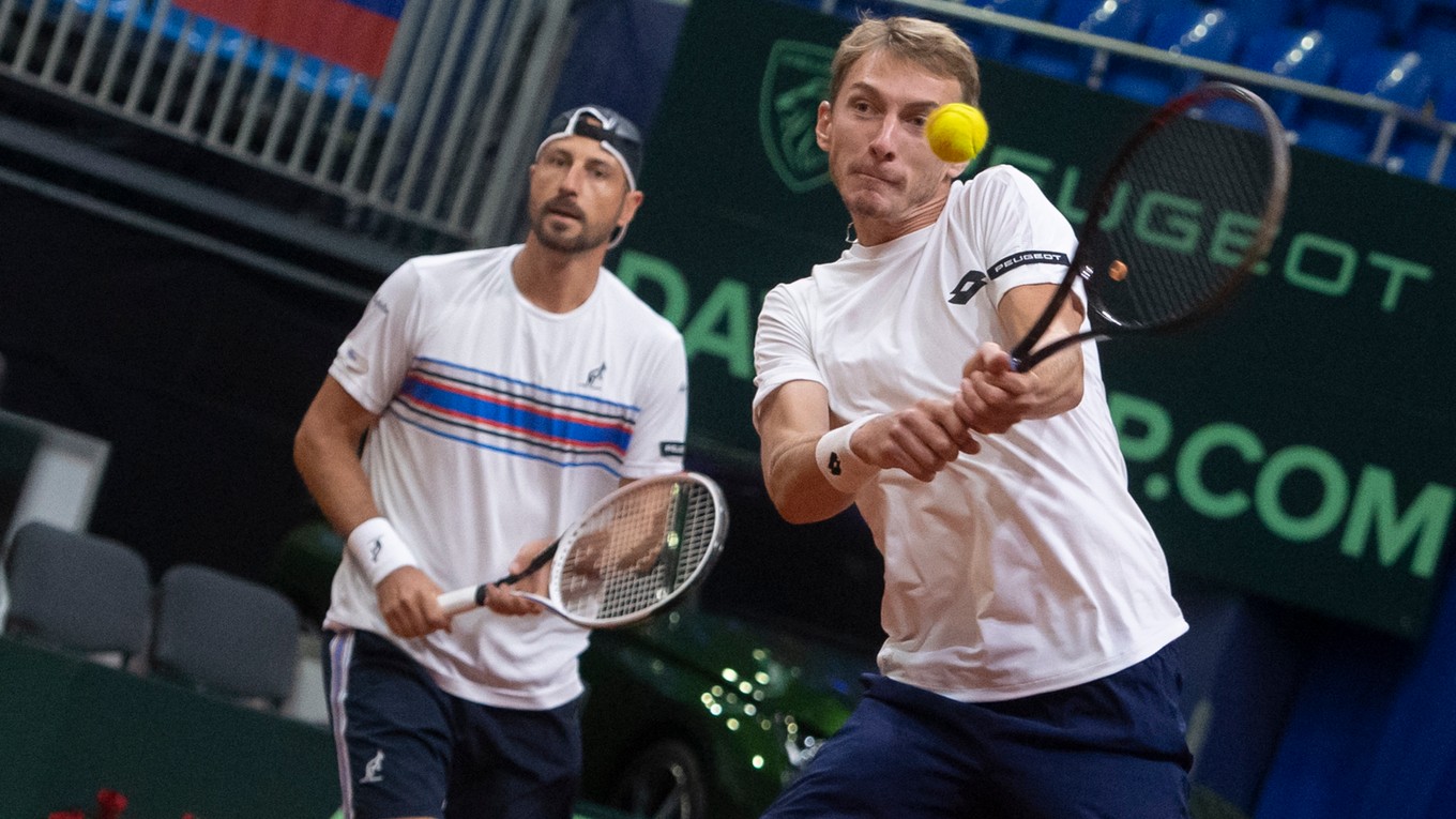 Na snímke slovenskí tenisti vpravo Lukáš Klein a vľavo Igor Zelenay.