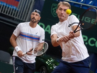 Na snímke slovenskí tenisti vpravo Lukáš Klein a vľavo Igor Zelenay.