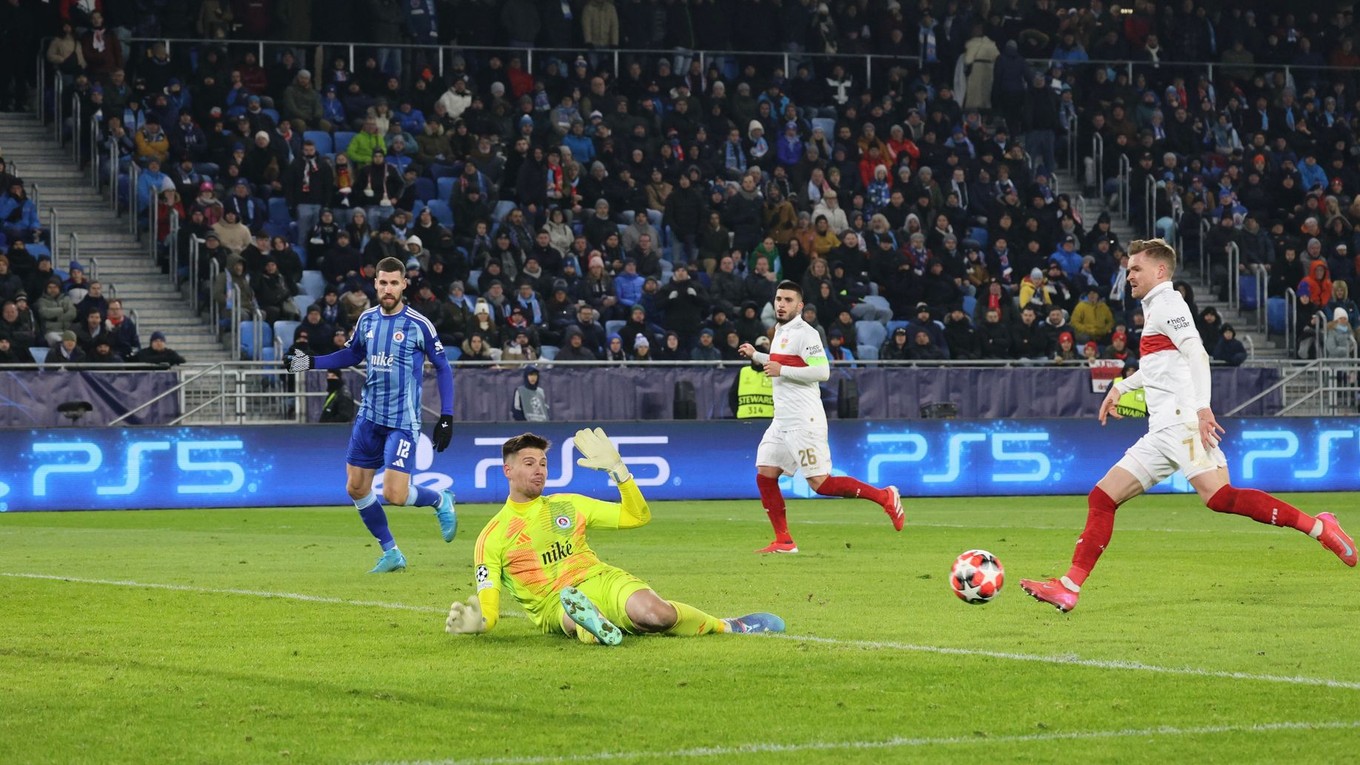 Brankár Dominik Takáč likviduje šancu hostí v zápase ŠK Slovan Bratislava - VfB Stuttgart v 7. kole ligovej fázy Ligy majstrov.