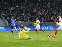 Brankár Dominik Takáč likviduje šancu hostí v zápase ŠK Slovan Bratislava - VfB Stuttgart v 7. kole ligovej fázy Ligy majstrov.