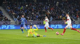 Brankár Dominik Takáč likviduje šancu hostí v zápase ŠK Slovan Bratislava - VfB Stuttgart v 7. kole ligovej fázy Ligy majstrov.