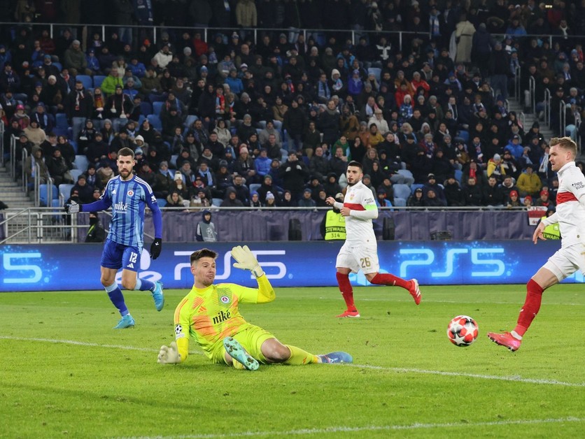 Brankár Dominik Takáč likviduje šancu hostí v zápase ŠK Slovan Bratislava - VfB Stuttgart v 7. kole ligovej fázy Ligy majstrov.