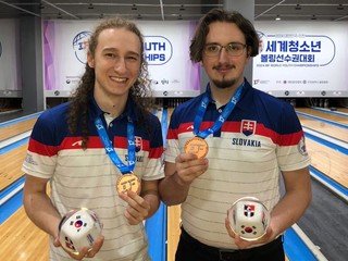Slovenskí juniorskí reprezentanti v bowlingu Šimon Jaroš a Martin Malcho 