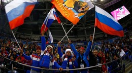Hokejoví fanúšikovia s ruskými vlajkami na ZOH 2014 v Soči. 