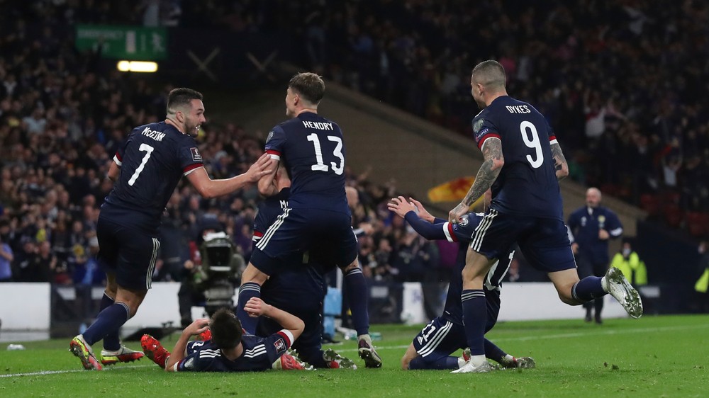 Škótov rozradostnil záložník Manchestru, Dáni majú skóre 26:0