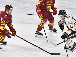 Ross MacDougall (vľavo)