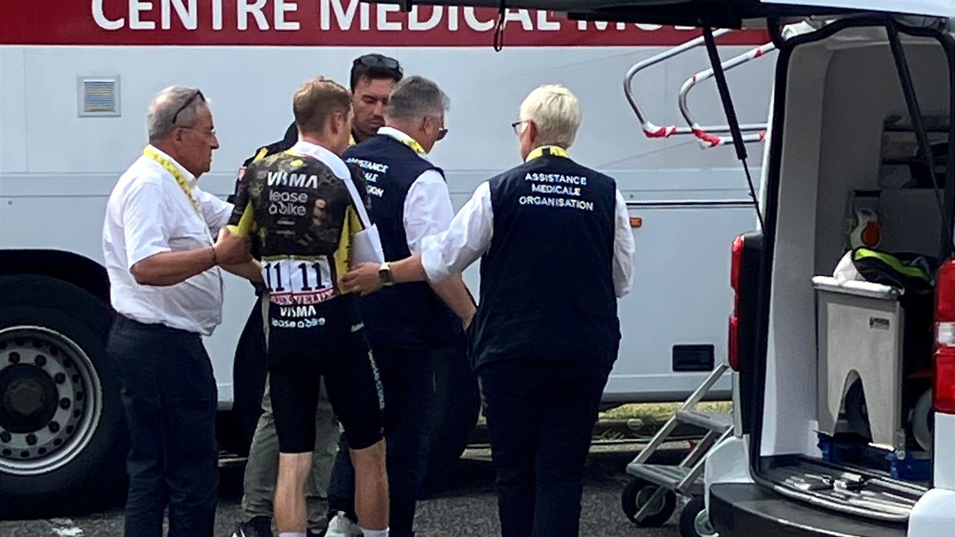 Jonas Vingegaard spadol v 15. etape a musel odstúpiť z Tour de France 2026.