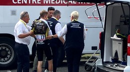 Jonas Vingegaard spadol v 15. etape a musel odstúpiť z Tour de France 2026.
