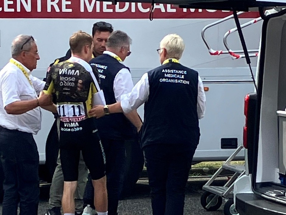 Jonas Vingegaard spadol v 15. etape a musel odstúpiť z Tour de France 2026.