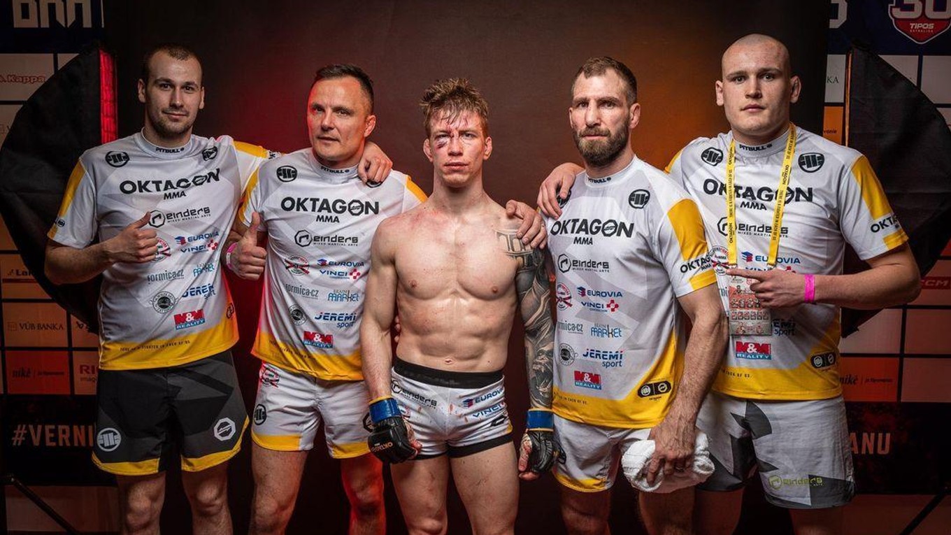 Jan Novák (vľavo) s tímom Reinders MMA po zápase Jakuba Tichotu (v strede).