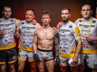 Jan Novák (vľavo) s tímom Reinders MMA po zápase Jakuba Tichotu (v strede).