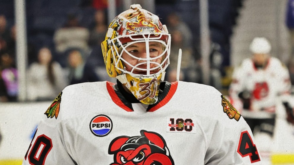 Adam Gajan pri debute za tím Rockford IceHogs v AHL. 