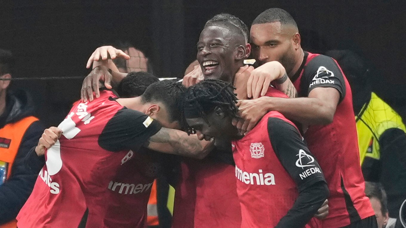 Hráči Leverkusenu oslavujú gól