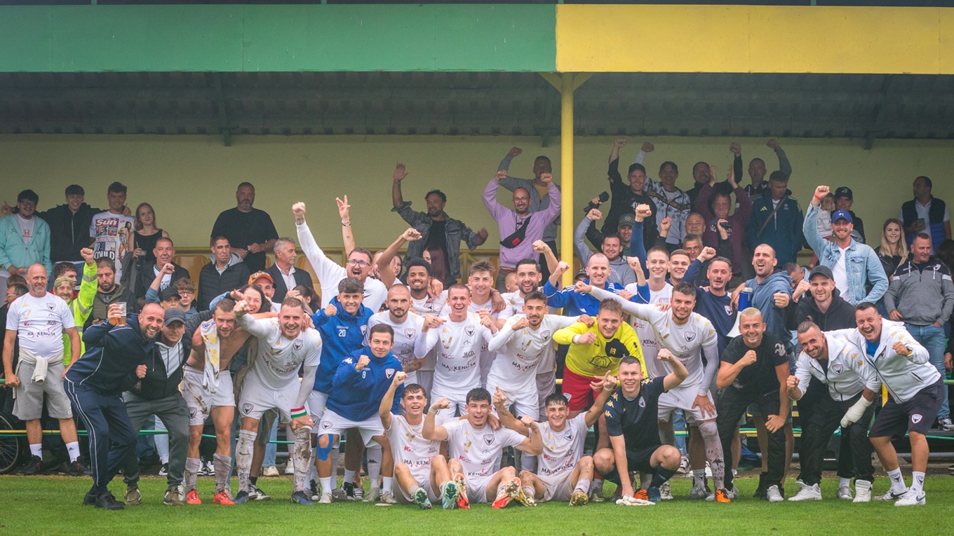 Radosť hráčov FC NÁDSZEG Trstice.