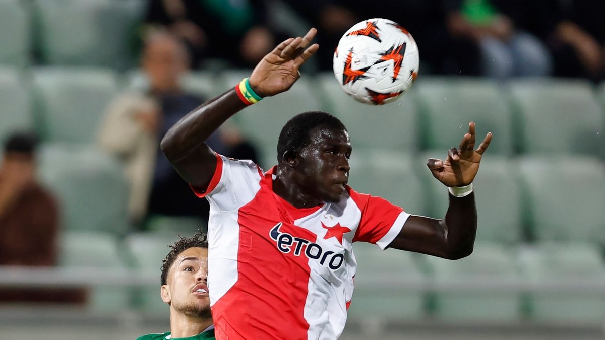 Malick Diouf v drese SK Slavia Praha.