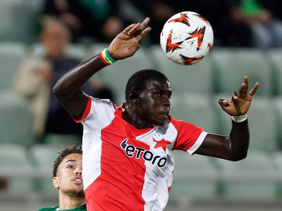 Malick Diouf v drese SK Slavia Praha.