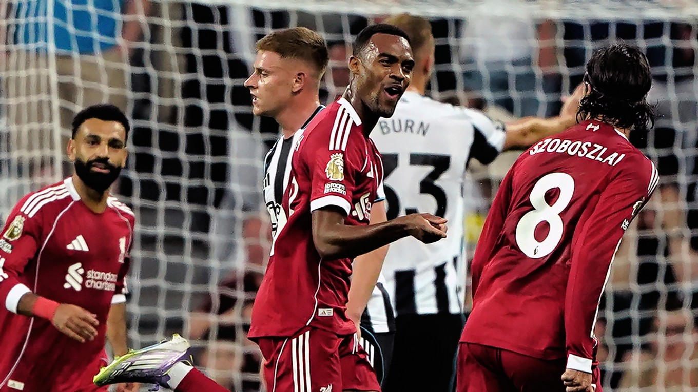 Ryan Gravenberch (v strede)