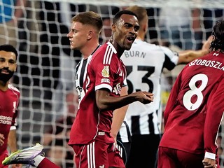 Ryan Gravenberch (v strede)