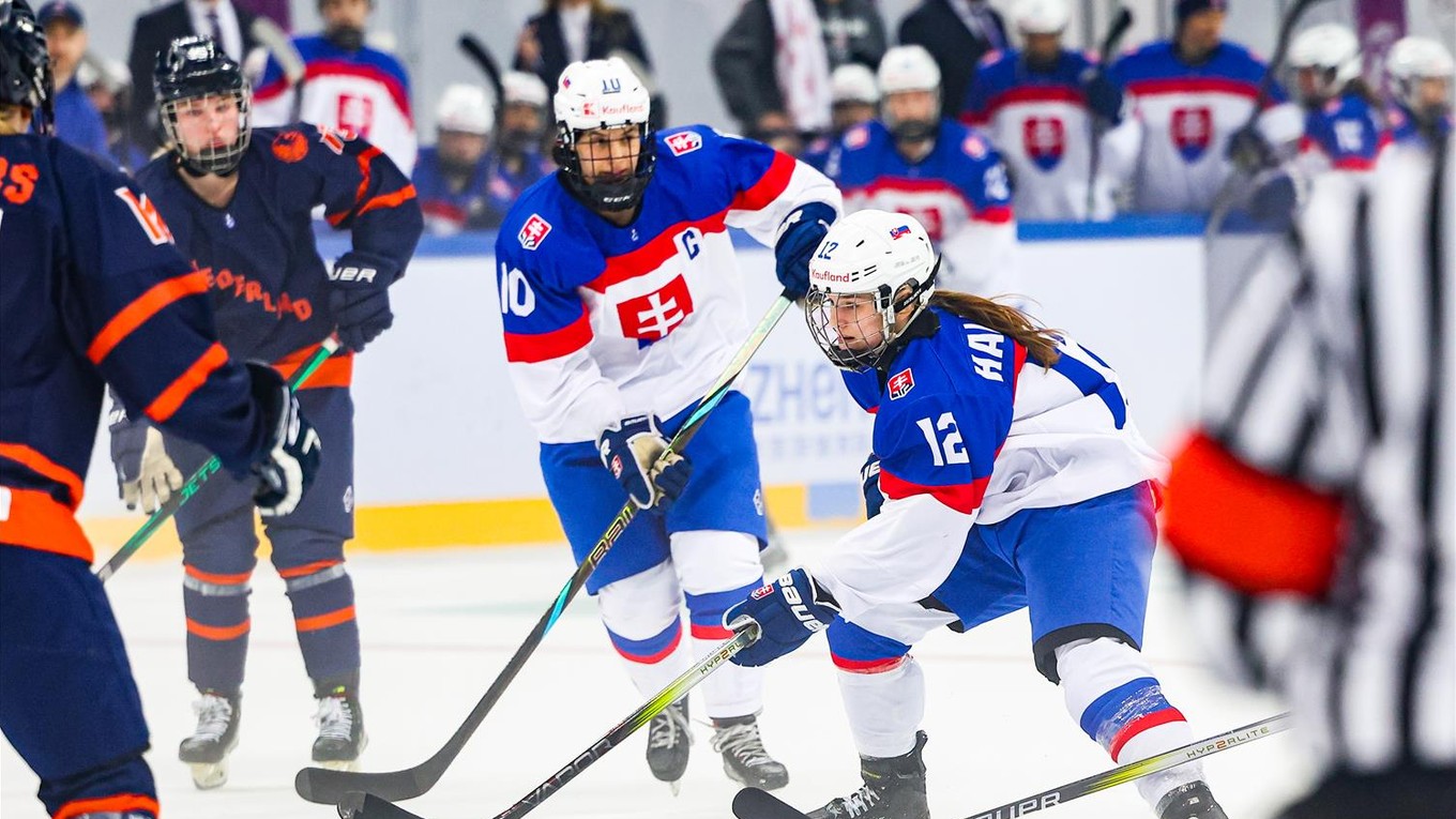 Lucia Halušková (vpravo) a kapitánka Janka Hlinková v zápase Slovensko - Holandsko na turnaji 1-A divízie MS v hokeji žien 2025.