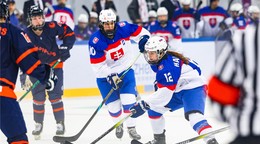 Lucia Halušková (vpravo) a kapitánka Janka Hlinková v zápase Slovensko - Holandsko na turnaji 1-A divízie MS v hokeji žien 2025.