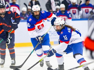 Lucia Halušková (vpravo) a kapitánka Janka Hlinková v zápase Slovensko - Holandsko na turnaji 1-A divízie MS v hokeji žien 2025.