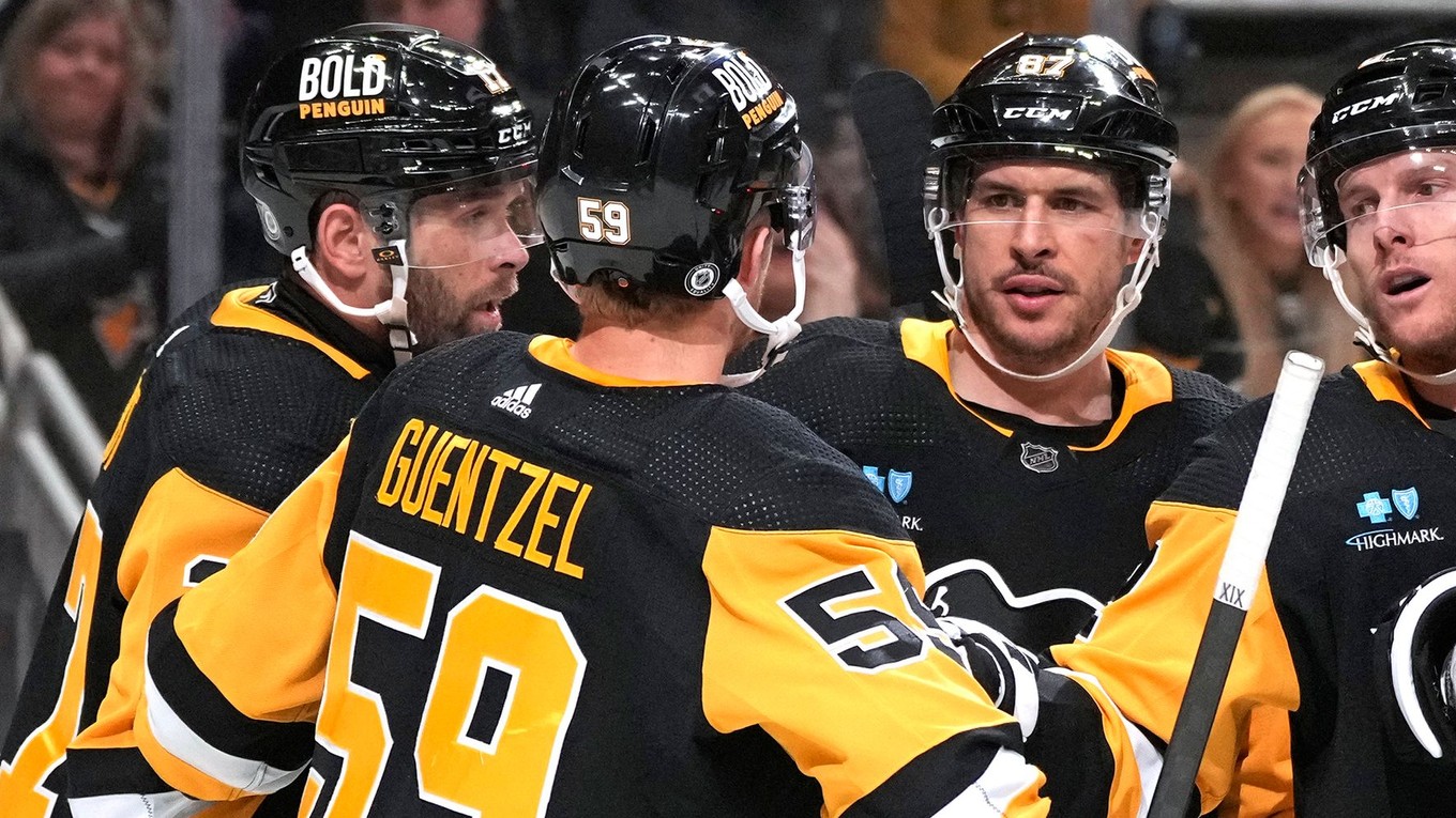 Hráči Pittsburghu Penguins oslavujú gól.