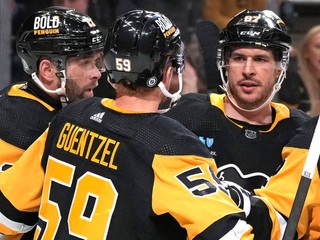 Hráči Pittsburghu Penguins oslavujú gól.