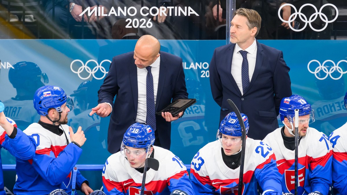 slovenskí hokejisti zľava kapitán Tomáš Tatar, Dalibor Dvorský, Adam Liška, Libor Hudáček a v pozadí sprava hlavný tréner Vladimír Országh