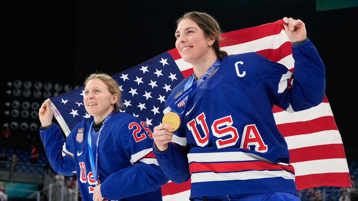 Hilary Knightová (vpravo) oslavuje získ zlatej medaily na ZOH 2026