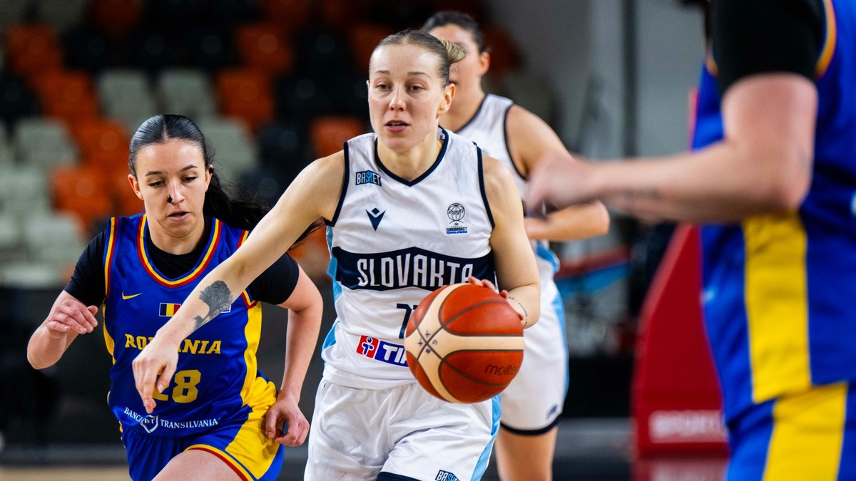 Zľava Ioana Davidová (Rumunsko) a Nikola Dudášová (Slovensko) počas kvalifikačného zápasu na ME 2027 C-skupiny v basketbale žien Slovensko - Rumunsko