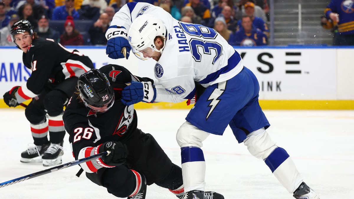 Rasmus Dahlin a Brandon Hagel v pästnom súboji v zápase Buffalo - Tampa Bay.