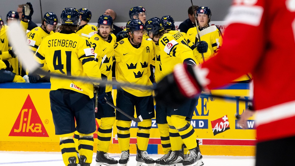 Hokejisti Švédska sa tešia z gólu na MS v hokeji 2026
