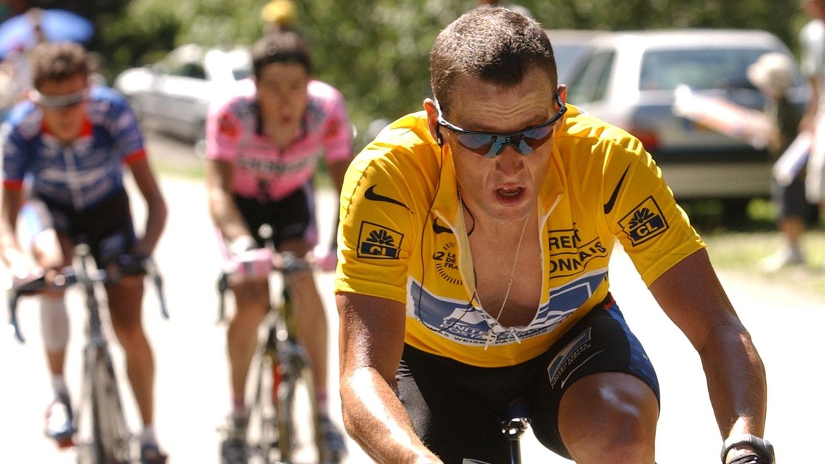 Americký cyklista Lance Armstrong v žltom drese počas Tour de France 2002. 