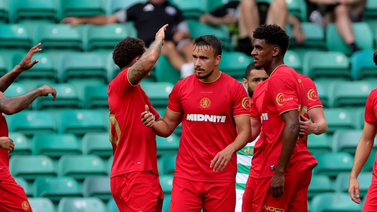 Dávid Strelec oslavuje gól do siete Celticu.
