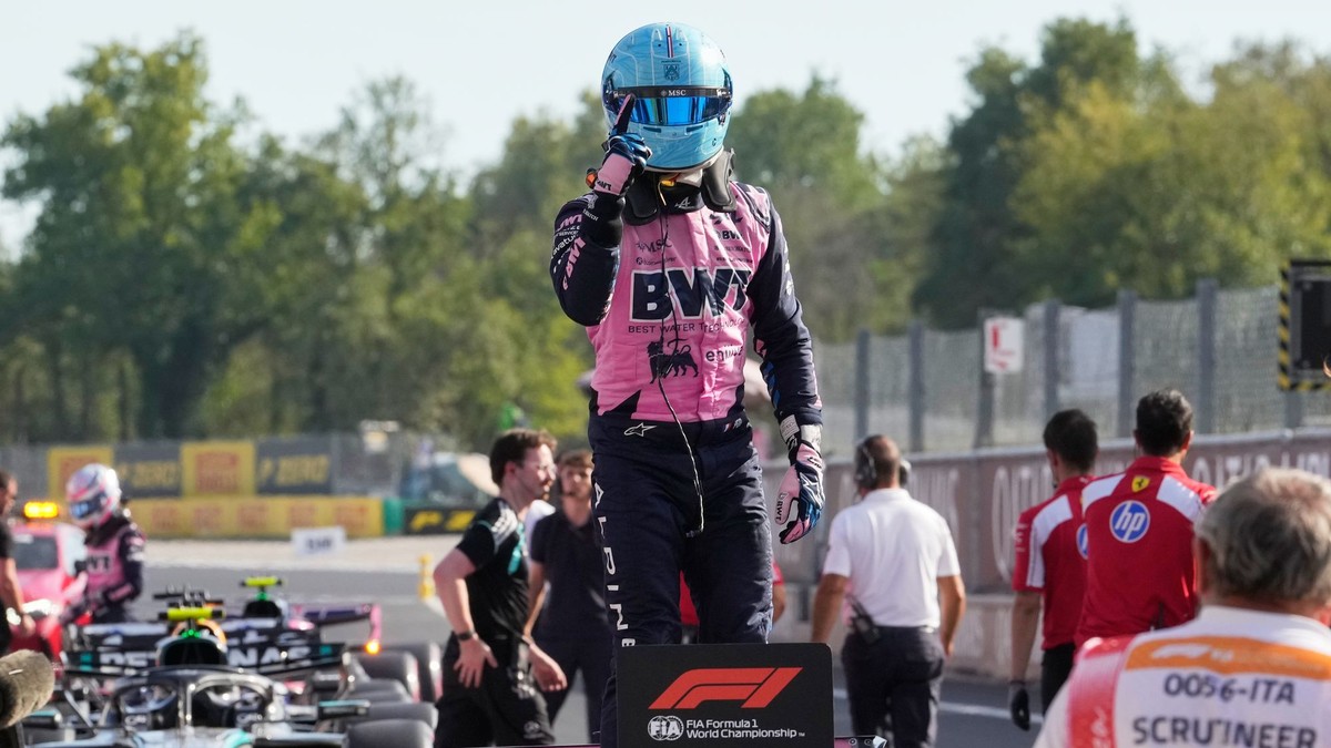 Francúzsky pretekár F1 Pierre Gasly zo stajne Alpine sa teší po víťazstve v kvalifikácii na nedeľnú Veľkú cenu Talianska na okruhu v Monze.
