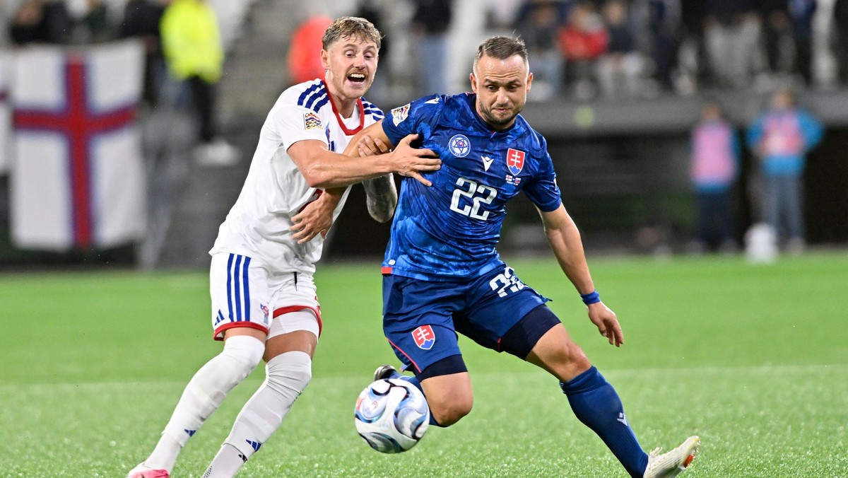 Vpravo Stanislav Lobotka (Slovensko) a Hanus Sörensen (Faerské ostrovy)
