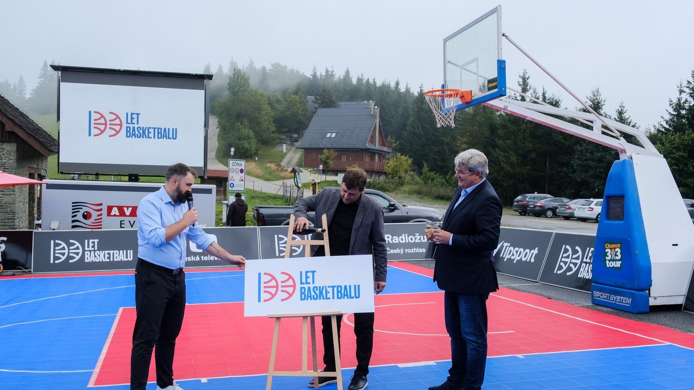 Fotka z oslavy 100 rokov basketbalu na Slovensku a v Česku.