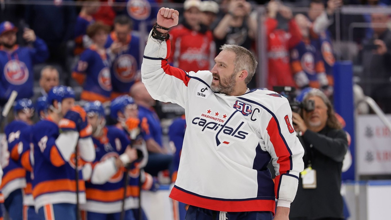 Kapitán Washingtonu Capitals Alex Ovečkin sa teší zo svojho rekordného 895. gólu v kariére.