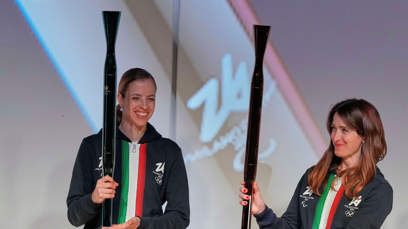 talianska krasokorčuliarka Carolina Costnerová (vľavo) a paralympijská atlétka Martina Caironiová držia oficiálne pochodne pre zimné olympijské a paralympijské hry v Miláne a Cortine d'Ampezzo