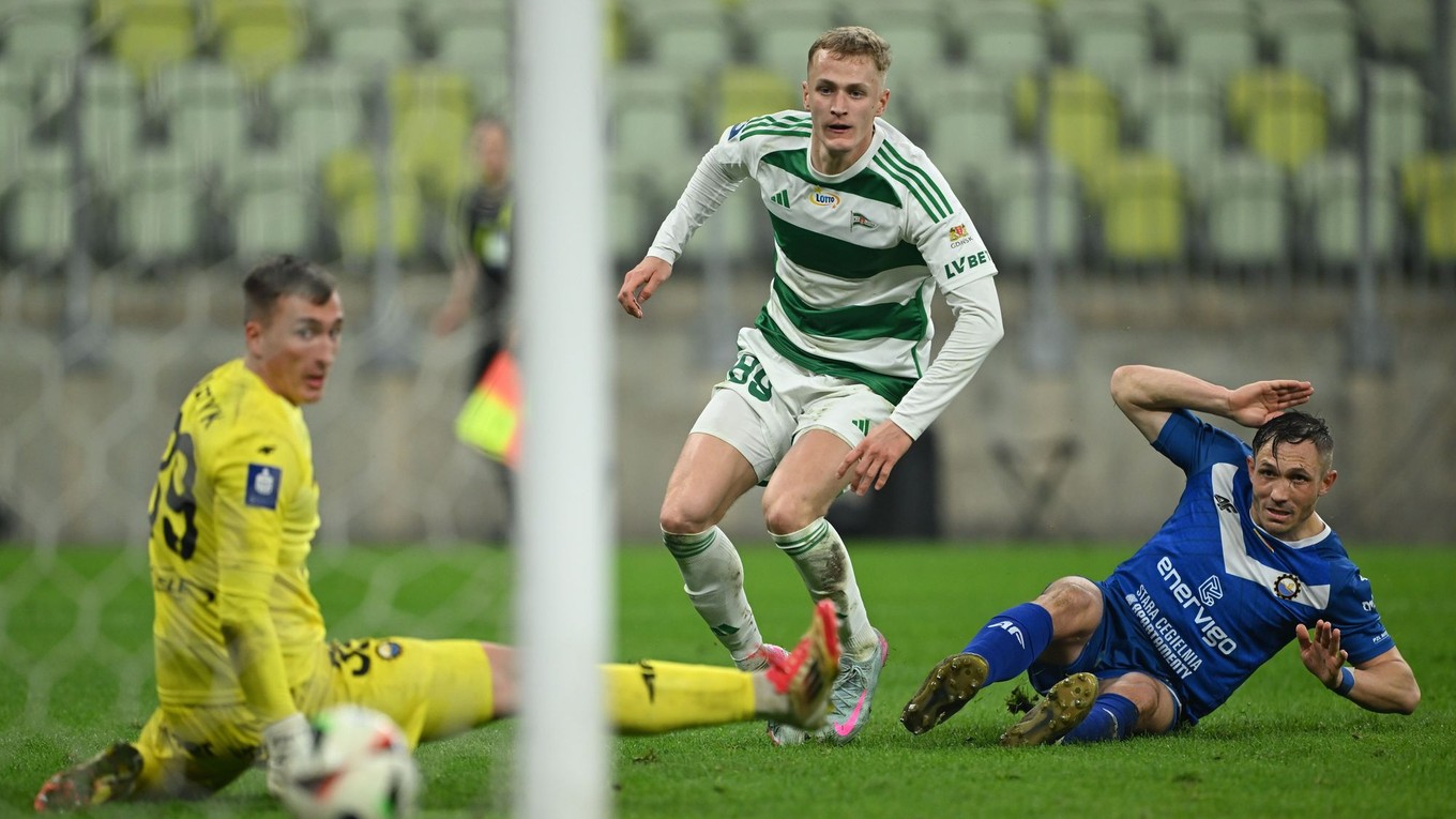 Tomáš Bobček z Lechie Gdansk strieľa gól. 