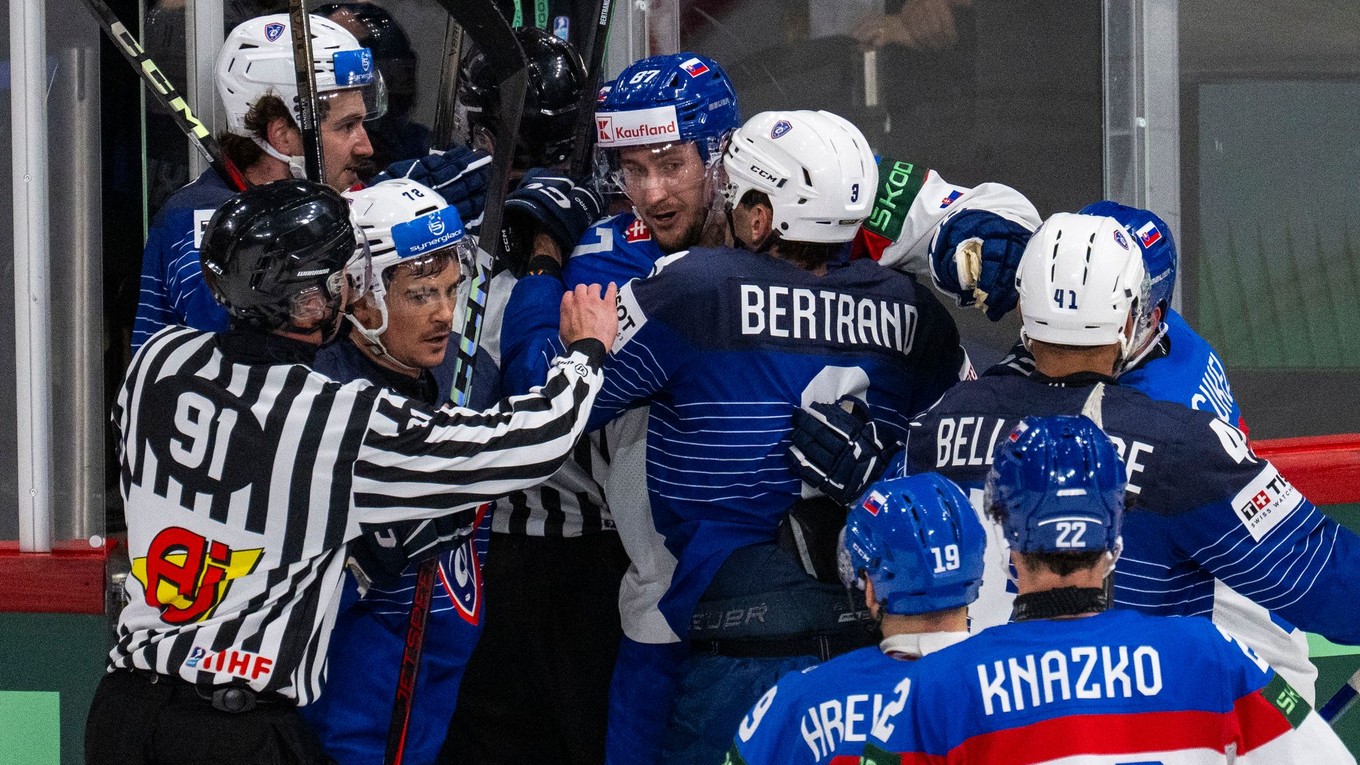 Hromadná potýčka na konci zápasu Slovensko - Francúzsko na MS v hokeji 2025.